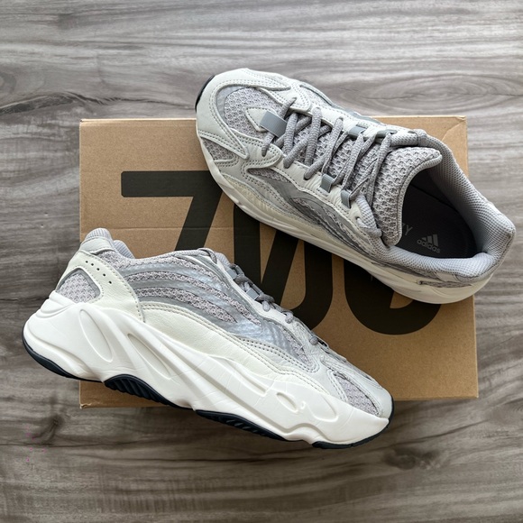 Size 5.5 Men’s/ 7 Women’s - adidas Yeezy Boost 700 V2 Low Static - Picture 1 of 10